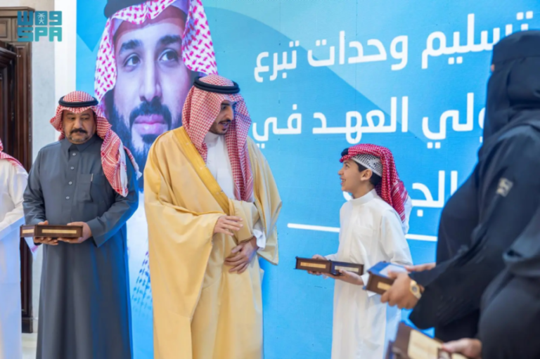 أمير-الجوف-يسلّم-وثائق-تملك-الوحدات-السكنية-للمستفيدين-من-تبرع-سمو-ولي-العهد