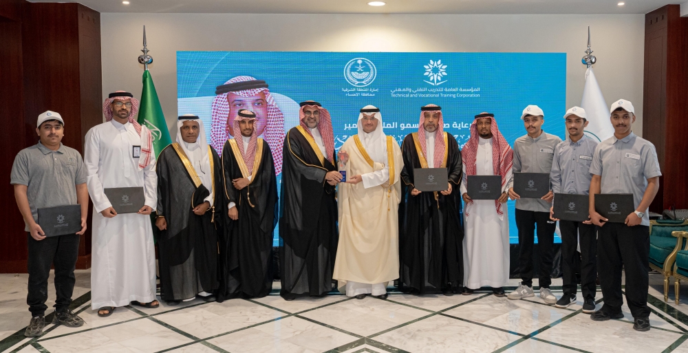 محافظ الأحساء يُكرّم أبطال البطولة الوطنية VEX U