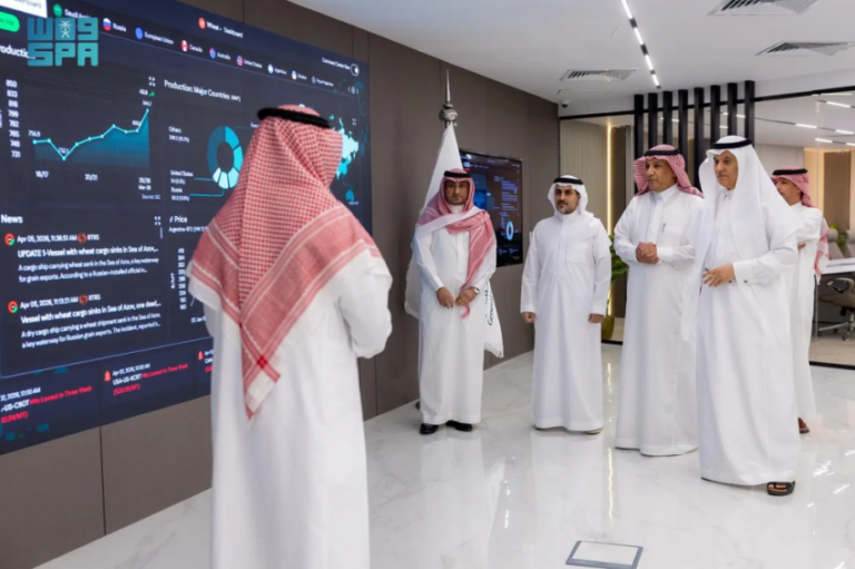 الفضلي-يتفقد-نظام-الإنذار-المبكر-المطور-بالهيئة-العامة-للأمن-الغذائي