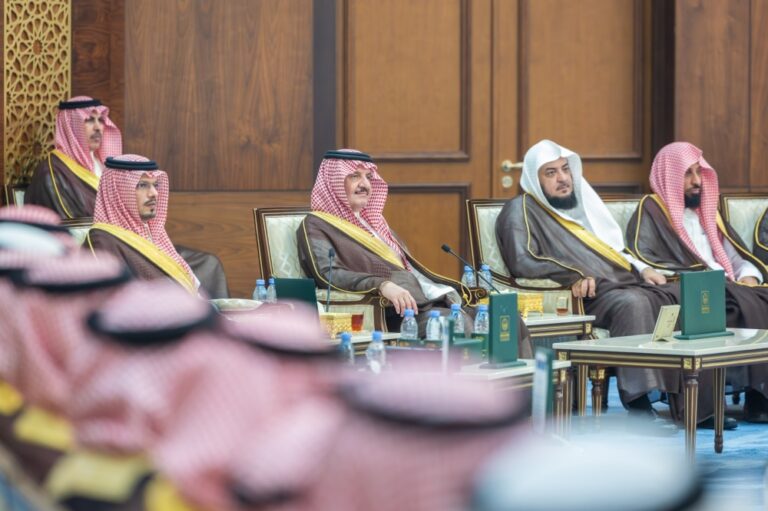 أمير-الشرقية-يشيد-بالتحول-الرقمي-ويطّلع-على-مركز-المدينة-التشغيلية