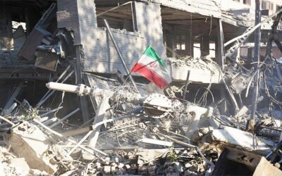 أستاذ بجامعة شریف يعقد جلسة تدريسية في مكتبه المدمر جراء العدوان