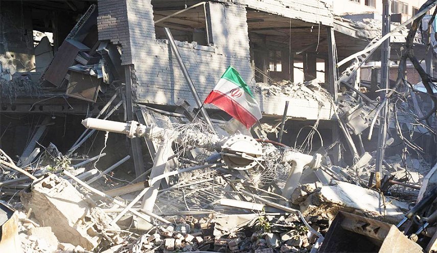 أستاذ بجامعة شریف يعقد جلسة تدريسية في مكتبه المدمر جراء العدوان