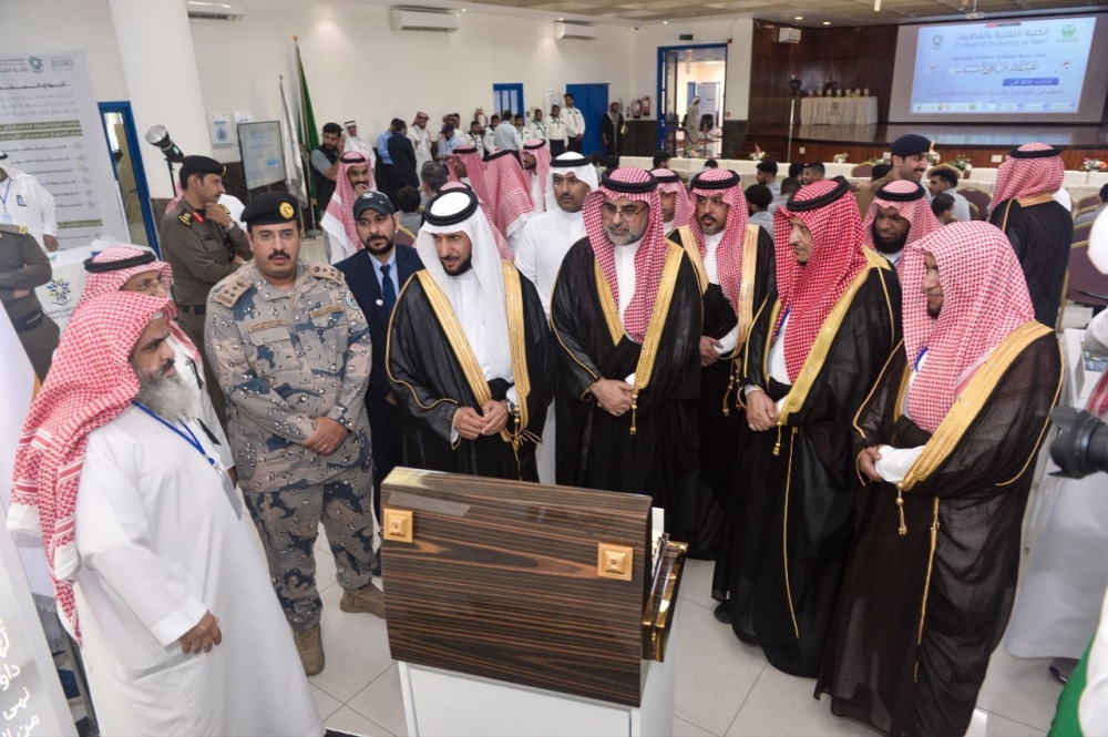 محافظ القطيف يفتتح معرضًا توعويًا للتحصين ضد المخدرات