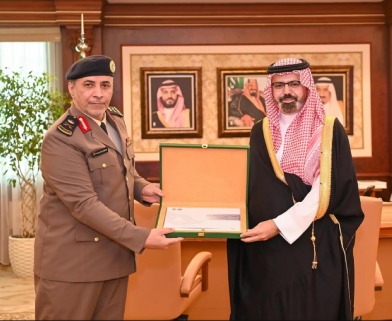 نائب-أمير-جازان-يستقبل-مدير-الدفاع-المدني-بالمنطقة-ويتسلّم-التقرير-السنوي