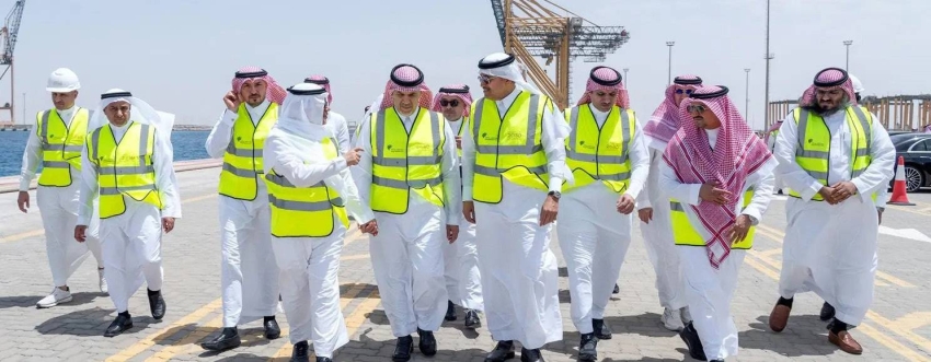 وزيرا “النقل” و ”الاستثمار” يتفقدان سلاسل الإمداد بميناء الملك عبدالله