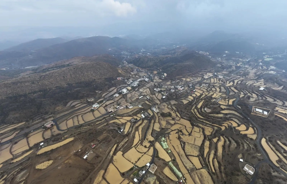 الأمطار ترسم لوحات طبيعية فريدة تبرز روعة تضاريس عسير