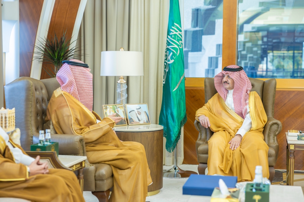 أمير الشرقية يستعرض أداء جسر الملك فهد ويشدد على تعزيز الانسيابية والتكامل