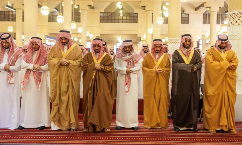 نائب أمير الرياض يؤدي صلاة الميت على الأميرة فوزية بنت سعود بن هذلول بن ثنيان