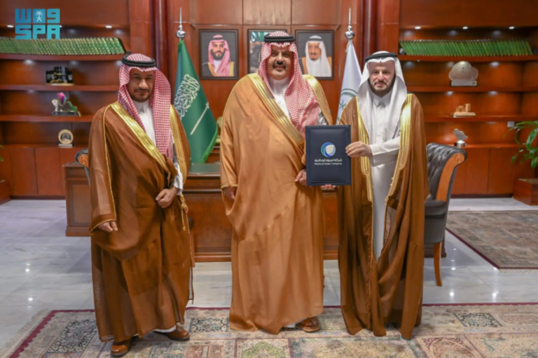 أمير-منطقة-حائل-يطلع-على-تقرير-عن-أداء-شركة-المياه-بالمنطقة-لعام-2025