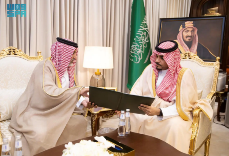نائب-أمير-نجران-يطَّلعُ-على-تقرير-الخطة-الرقابية-لفرع-وزارة-التجارة-بالمنطقة