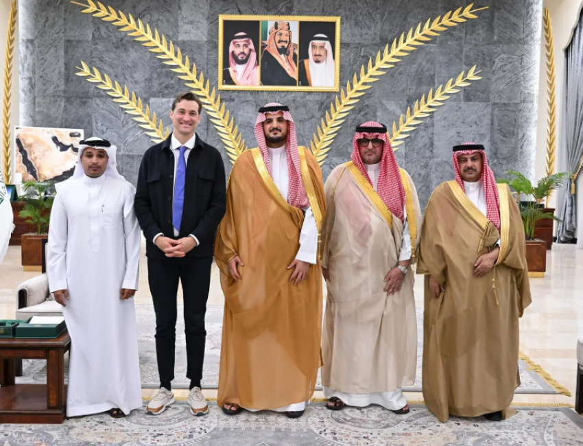 مُحافظ الطائف يستقبل مالك نادي الخلود الرياضي ويرحب بالاستثمار في مختلف المجالات بالمحافظة