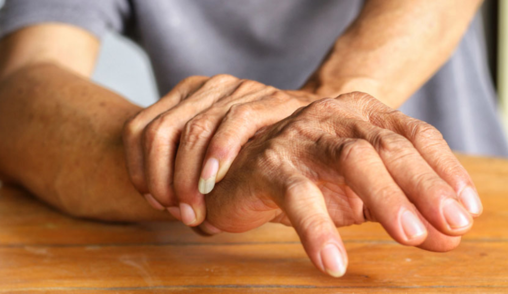 اليوم العالمي للشلل الرعاش.. إشارات تبدأ بعد الأربعين ومفاهيم خاطئة تحاصر المصابين