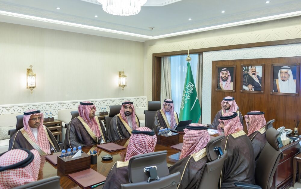نائب أمير الشرقية يطلع على الخدمات التشغيلية لمطارات الدمام وتكامل منظومتها