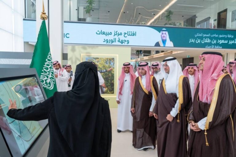 محافظ-الأحساء-يدشّن-مركز-مبيعات-وجهة-الورود