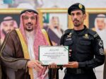 أمير القصيم يكرّم رجل أمن تقديرًا لجهوده في إنقاذ حياة آخرين من حريق بعنيزة