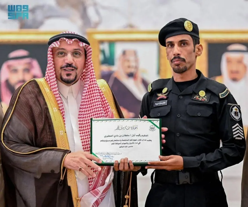 أمير القصيم يكرّم رجل أمن تقديرًا لجهوده في إنقاذ حياة آخرين من حريق بعنيزة