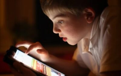 استشاري لـ ”اليوم“: الأجهزة الذكية تسرق هرمون النمو من أطفالنا