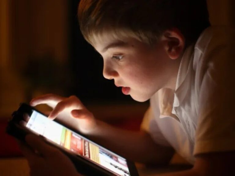 استشاري-لـ-”اليوم“:-الأجهزة-الذكية-تسرق-هرمون-النمو-من-أطفالنا