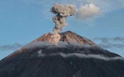 إندونيسيا: ثوران بركان جبل سيميرو وقذفه حممًا بركانية لمسافة 3 كيلومترات