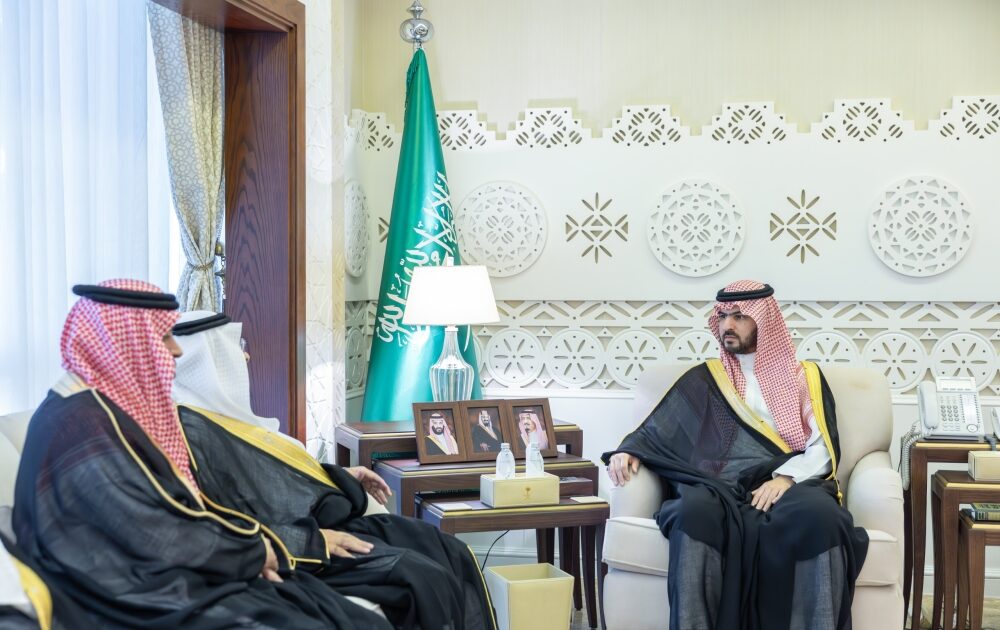 نائب أمير الشرقية يطّلع على جهود جمعية أصدقاء البيئة