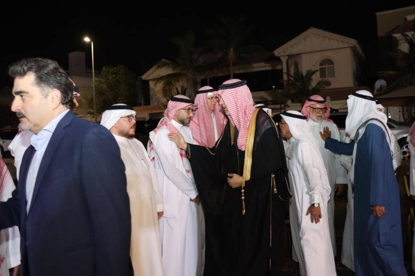 آل أبو الخير يستقبلون المعزين في وفاة فؤاد