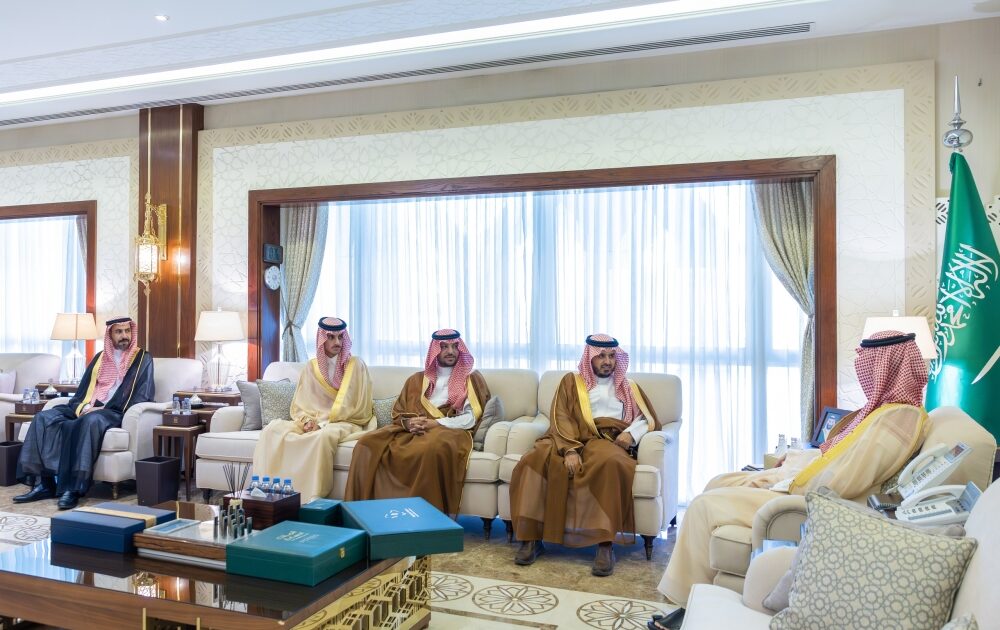 نائب أمير الشرقية يستقبل رئيس وأعضاء مجلس إدارة جمعية الصمان البيئية