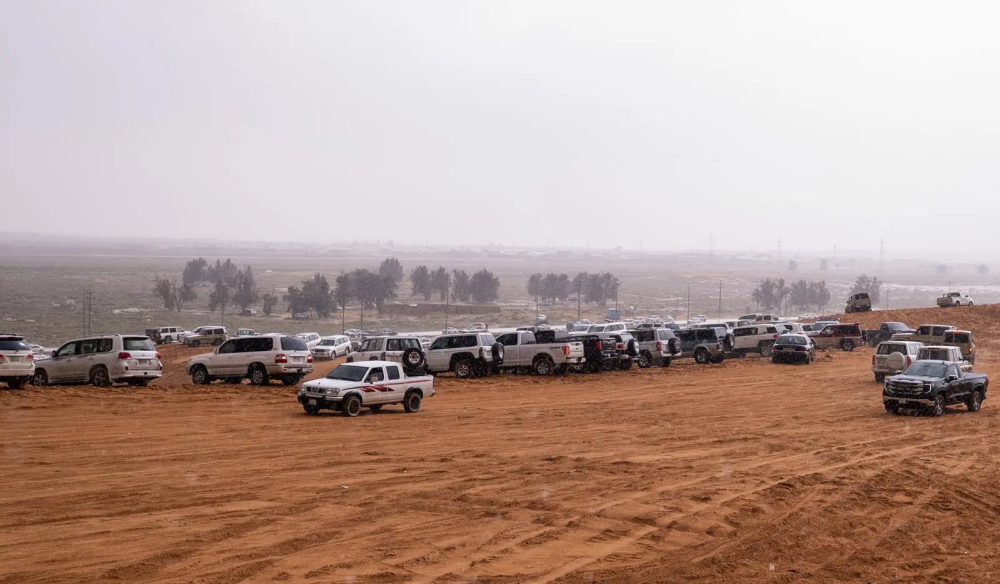 زخات المطر ترسم مناظر ساحرة في القصيم وتحفز الأهالي للخروج إلى المتنزهات