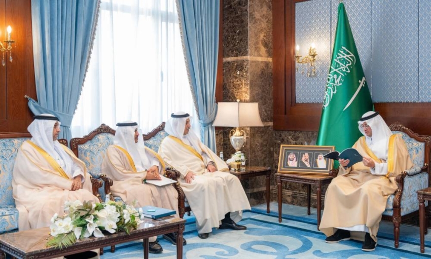 محافظ الأحساء يطّلع على التقرير السنوي لغرفة الأحساء 2025م