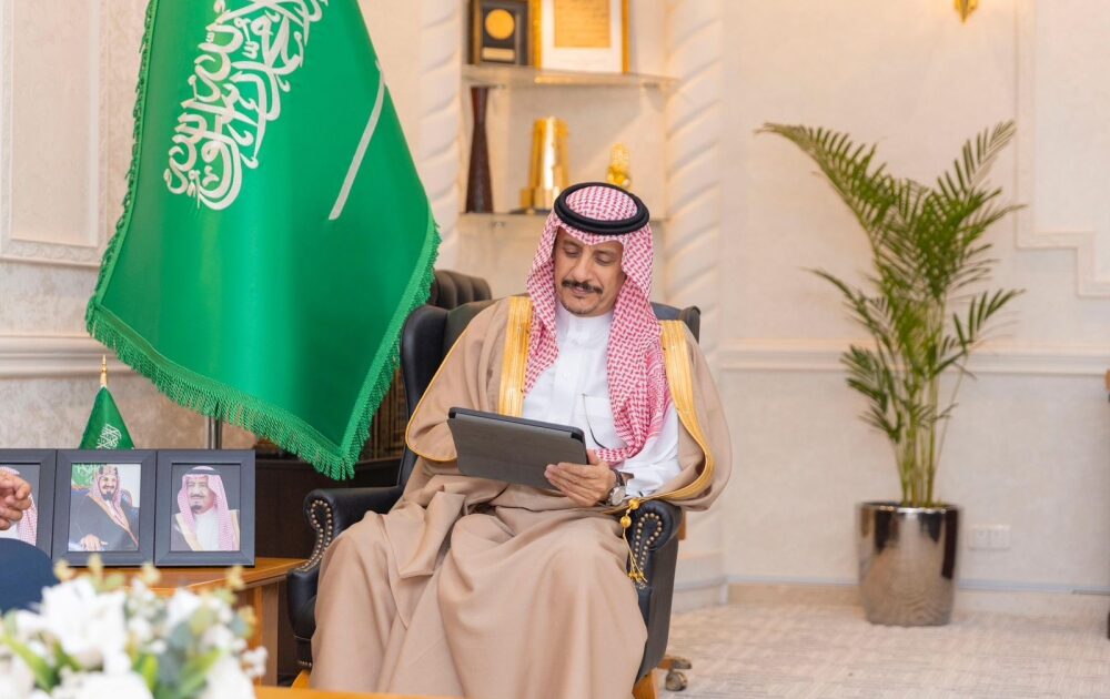 محافظ حفر الباطن يستعرض محاور تنظيمية وإجرائية لمبادرة “البيئة حياة”