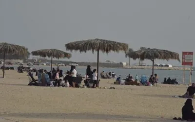 «شاور مجاني» وزيادة المظلات والمطاعم.. مقترحات زوار شاطئ نصف القمر للتطوير