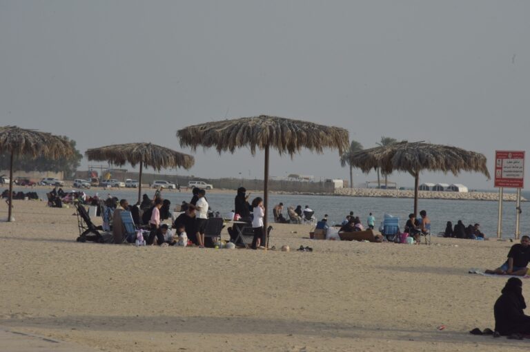 «شاور-مجاني»-وزيادة-المظلات-والمطاعم.-مقترحات-زوار-شاطئ-نصف-القمر-للتطوير
