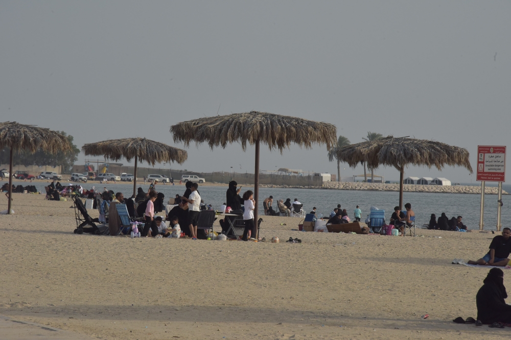 «شاور مجاني» وزيادة المظلات والمطاعم.. مقترحات زوار شاطئ نصف القمر للتطوير