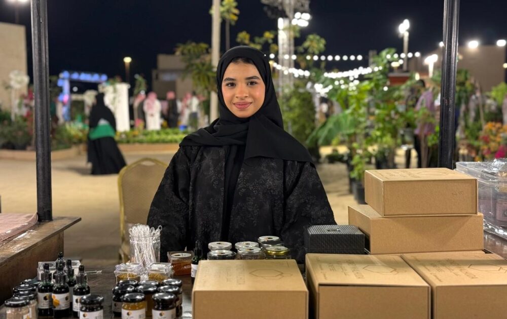 بدائل صحية مبتكرة.. نحالة تحول تبلور «عسل المانجروف» إلى مربى طبيعي