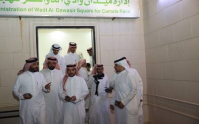 المدير التنفيذي للاتحاد السعودي للهجن يتفقد ميدان وادي الدواسر ويلتقي ملّاك الهجن