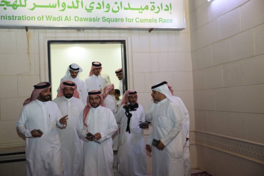 المدير التنفيذي للاتحاد السعودي للهجن يتفقد ميدان وادي الدواسر ويلتقي ملّاك الهجن