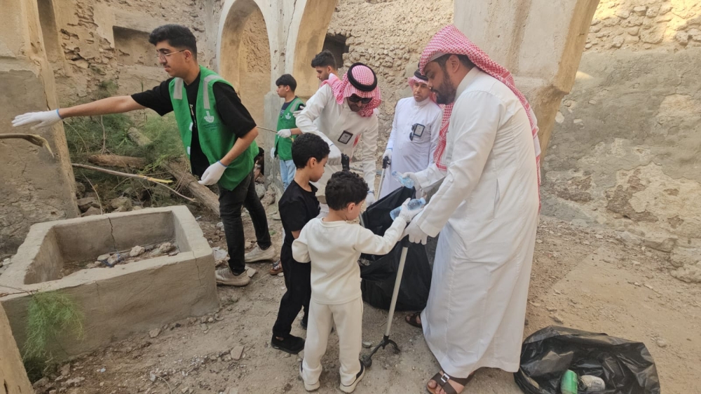 بمشاركة «80» متطوعًا.. مبادرة «تراث الديرة» تزيل الملوثات البصرية من تاروت
