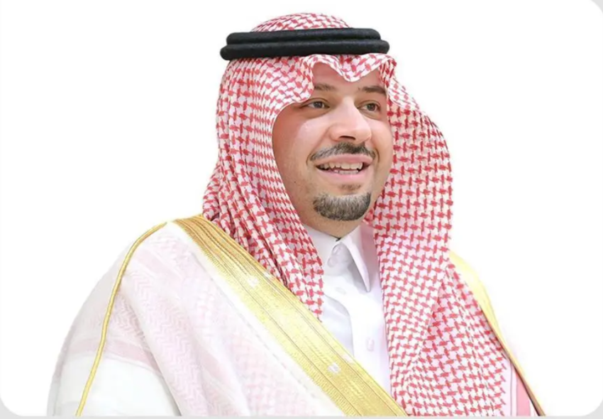 أمير منطقة الحدود الشمالية ونائبه يعزيان في وفاة شيخ عشيرة الشلقان