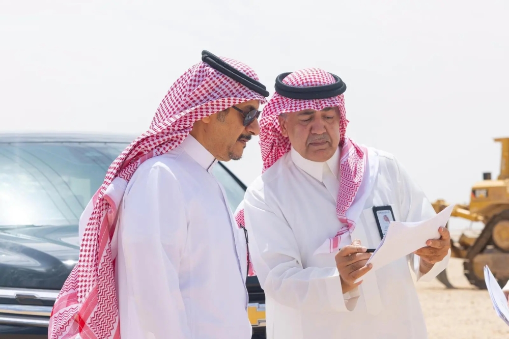 محافظ حفر الباطن يتفقد مشروع تطوير طريق (حفر الباطن – رفحاء)