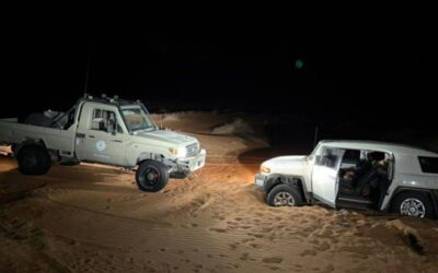 حرس الحدود يقدم المساعدة لمواطن علقت مركبته بالكثبان الرملية في صحراء الربع الخالي