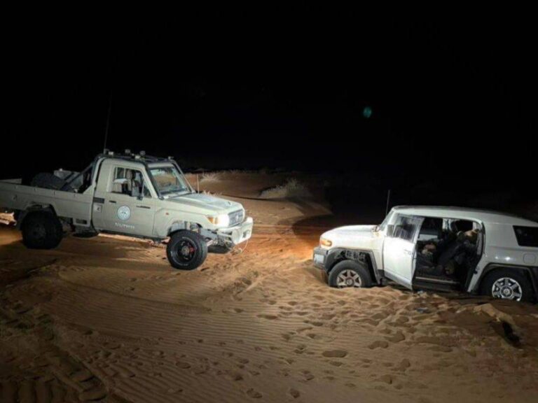 حرس-الحدود-يقدم-المساعدة-لمواطن-علقت-مركبته-بالكثبان-الرملية-في-صحراء-الربع-الخالي