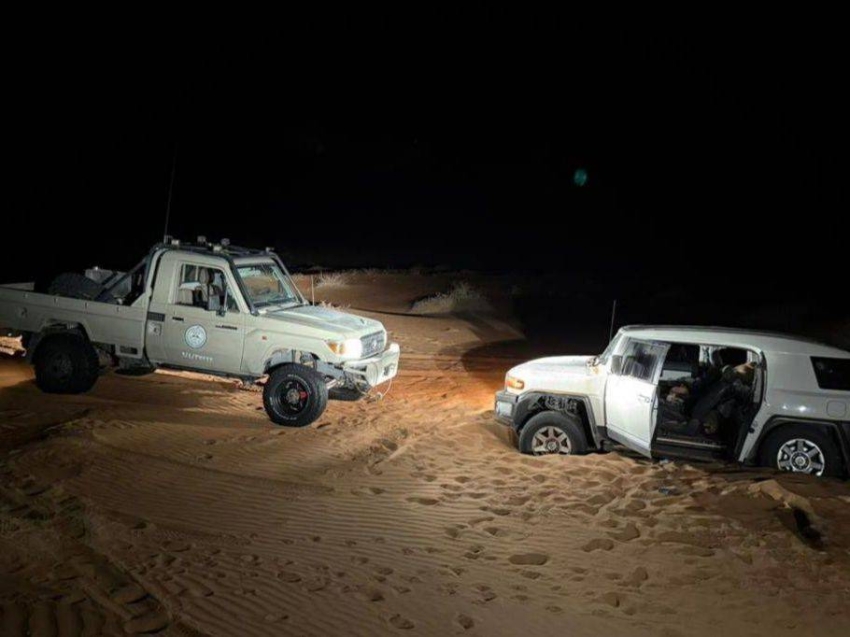 حرس الحدود يقدم المساعدة لمواطن علقت مركبته بالكثبان الرملية في صحراء الربع الخالي