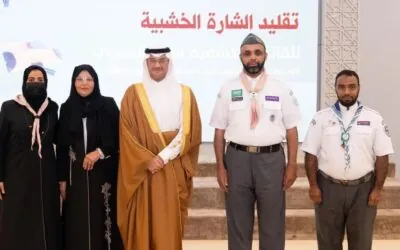 محافظ الأحساء يقلد أول قائدة كشفية في الشرقية الشارة الخشبية