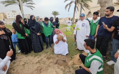 فيديو وصور.. مبادرة حدائق بلدي في القطيف تجذب 48 متطوعًا لزراعة أشجار التوت