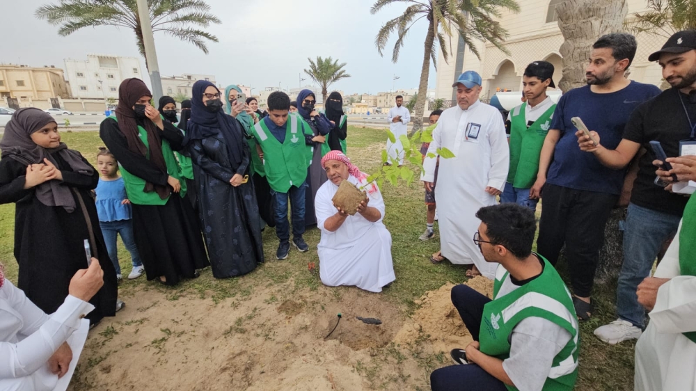 فيديو وصور.. مبادرة حدائق بلدي في القطيف تجذب 48 متطوعًا لزراعة أشجار التوت