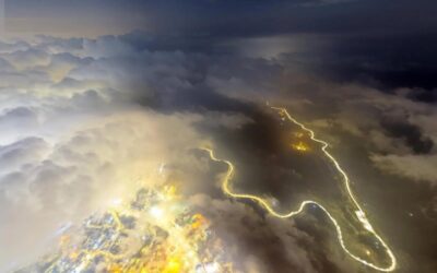 مساء أبها.. الضباب والغيوم تصنع لوحة مبهرة على قمم المرتفعات