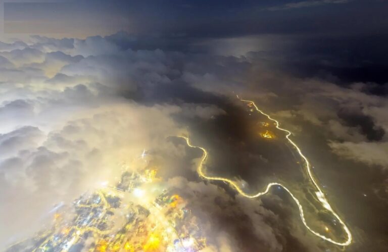 مساء-أبها.-الضباب-والغيوم-تصنع-لوحة-مبهرة-على-قمم-المرتفعات