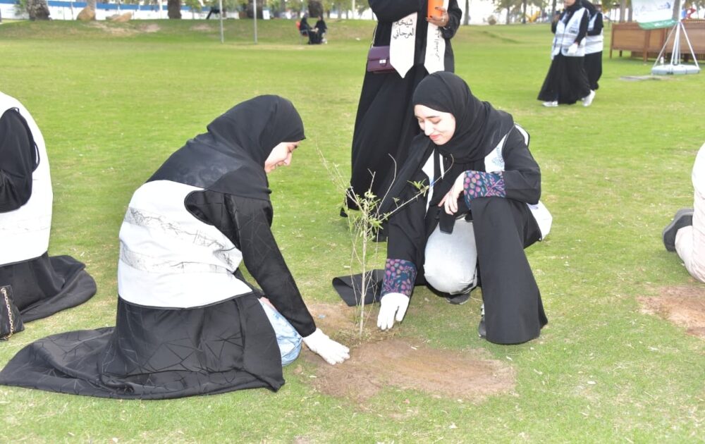 صور| 250 متطوعًا يزينون واجهة الدمام البحرية بالشتلات الزراعية