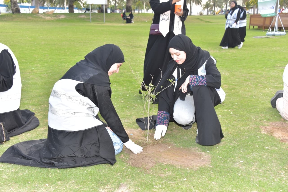 صور| 250 متطوعًا يزينون واجهة الدمام البحرية بالشتلات الزراعية