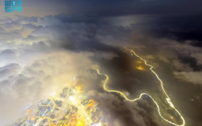 مساء أبها.. ضباب وغيوم تعانق قممها في مشهدٍ آسر