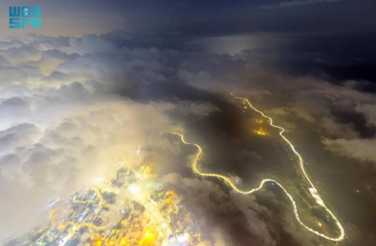 مساء-أبها.-ضباب-وغيوم-تعانق-قممها-في-مشهدٍ-آسر